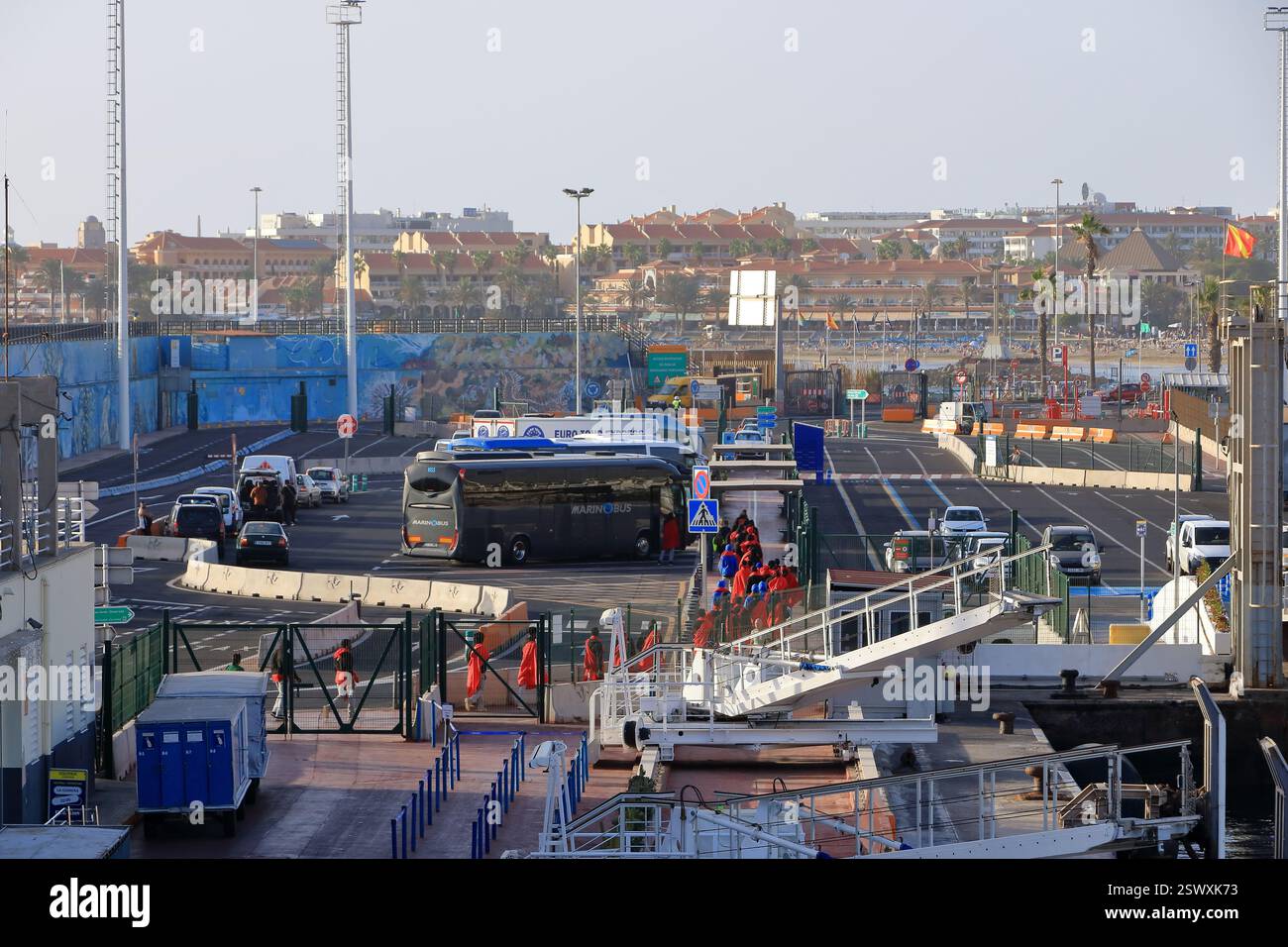 Los Cristianos, Tenerife, Îles Canaries en Espagne - 03 décembre 2024 : les réfugiés d'Afrique à El Hierro quittent le ferry à Tenerife Banque D'Images
