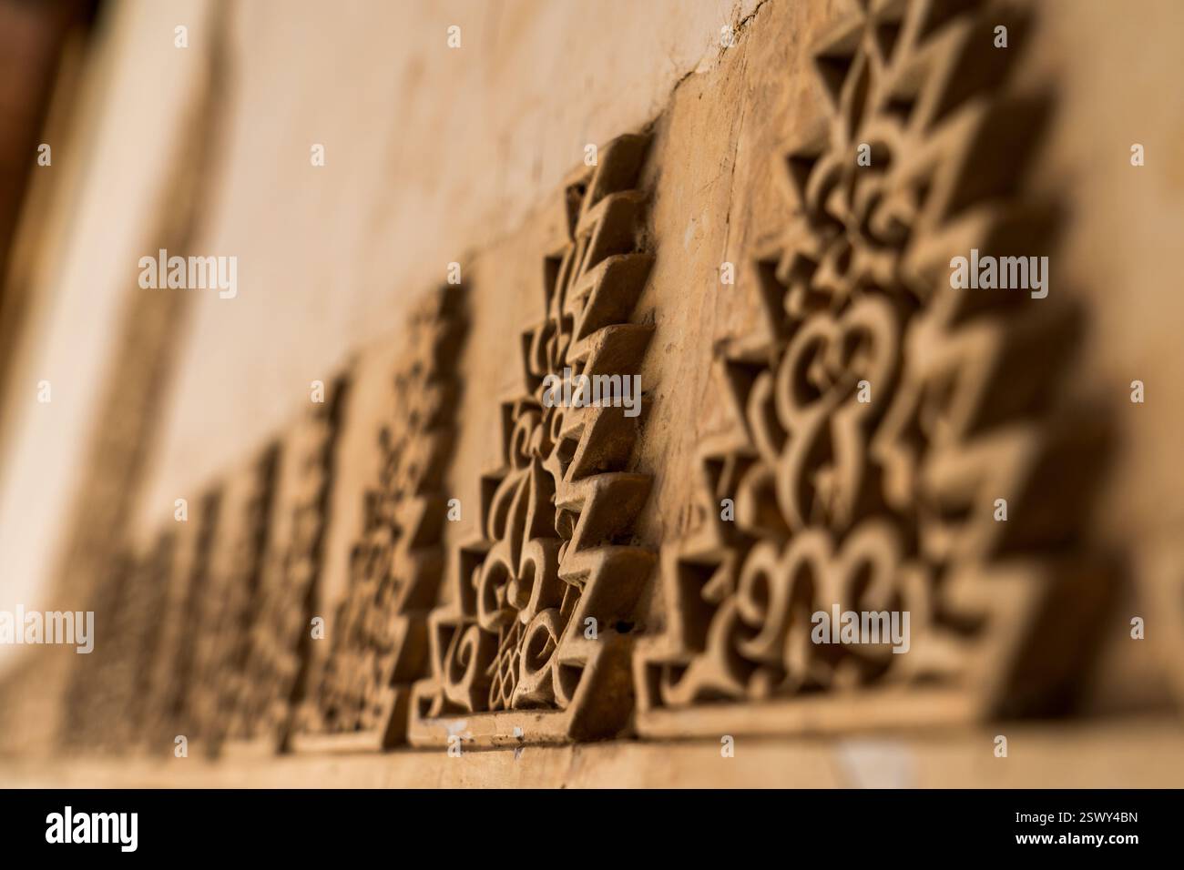 Décoration en stuc altéré dans l'Alhambra – sculptures en relief géométrique nasride et détail architectural andalou Banque D'Images
