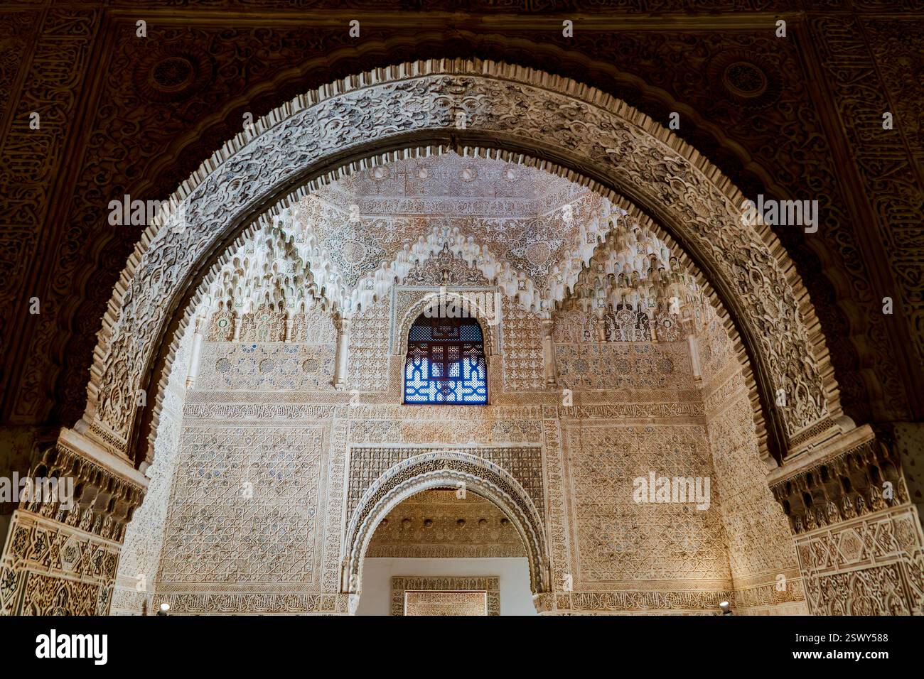 Majestueux stuc islamique et plafond Muqarnas dans la salle des deux Sœurs, Alhambra – Un Testament à la maîtrise architecturale mauresque Banque D'Images
