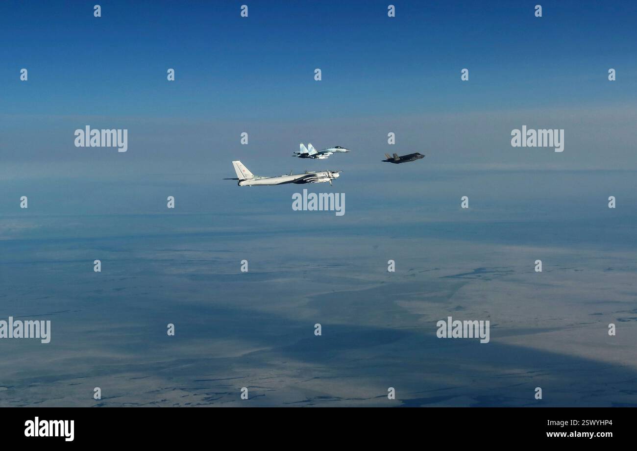 Mer des Chukchi, États-Unis. 19 février 2025. Deux bombardiers stratégiques russes tu-95 et deux chasseurs Su-27 sont interceptés U. Chasseurs furtifs F-35A Lightning II de la S Air Force, affectés au Commandement de la défense aérospatiale de l'Amérique du Nord, le 19 février 2025 au-dessus de la mer des Tchouktches. Crédit : TSGT. Donald Hudson/États-Unis Air Force/Alamy Live News Banque D'Images