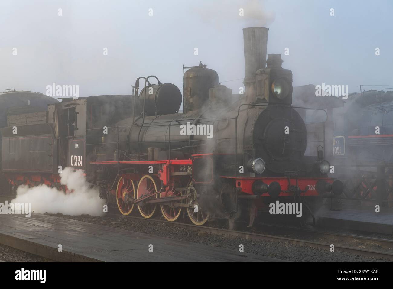 SORTAVALA, RUSSIE - 01 OCTOBRE 2024 : ancienne locomotive à vapeur de travail OV.324 (série OV, Ovechla) sur un matin d'octobre brumeux. Gare de Sortavala Banque D'Images SORTAVALA, RUSSIE - 01 OCTOBRE 2024 : ancienne locomotive à vapeur de travail OV.324 (série OV, Ovechla) sur un matin d'octobre brumeux. Gare de Sortavala Banque D'Images