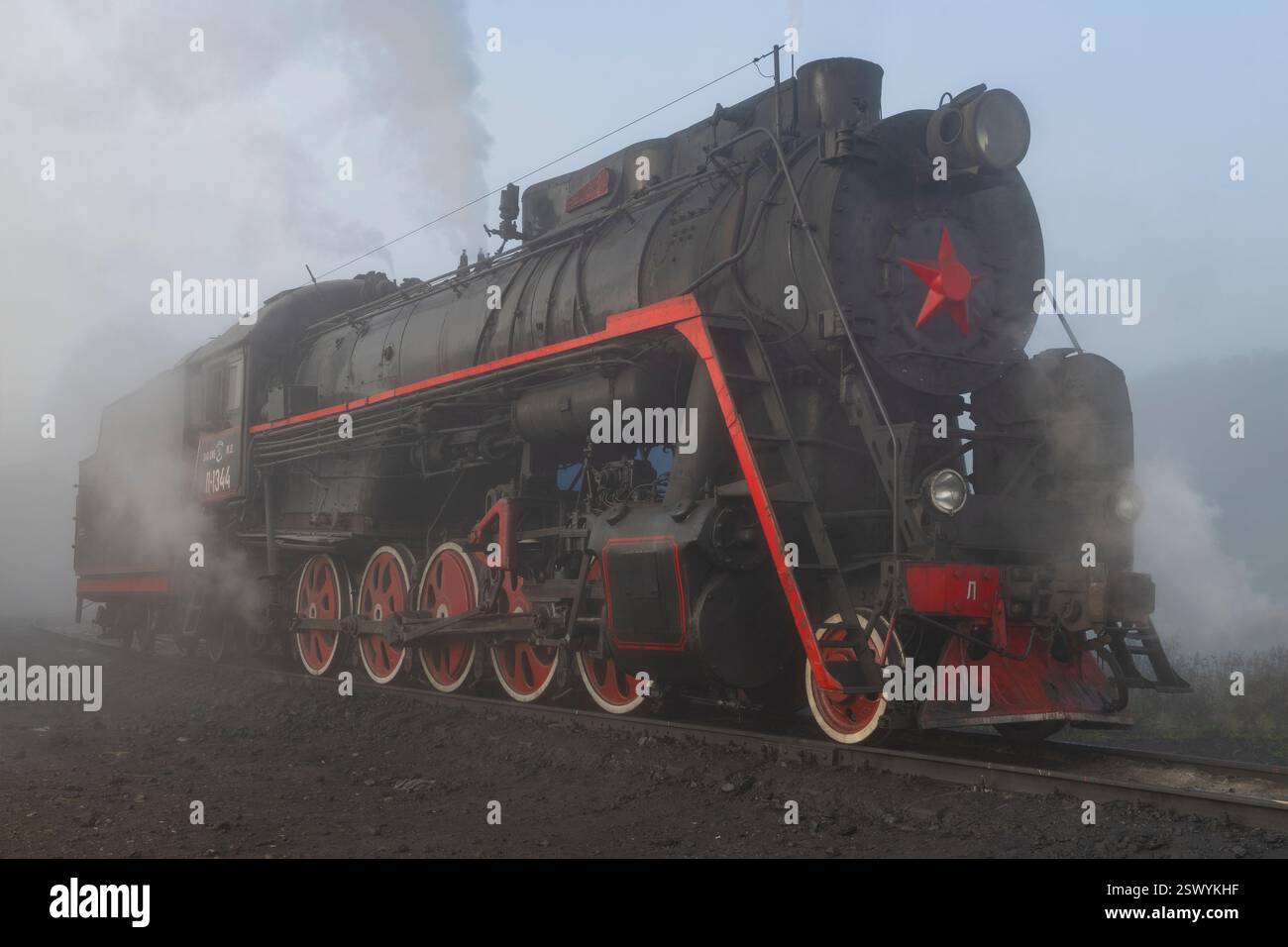 SORTAVALA, RUSSIE - 01 OCTOBRE 2024 : vieille locomotive à vapeur de travail l-1344 (série l, Lebedyanka) gros plan sur un matin d'octobre brumeux Banque D'Images SORTAVALA, RUSSIE - 01 OCTOBRE 2024 : vieille locomotive à vapeur de travail l-1344 (série l, Lebedyanka) gros plan sur un matin d'octobre brumeux Banque D'Images