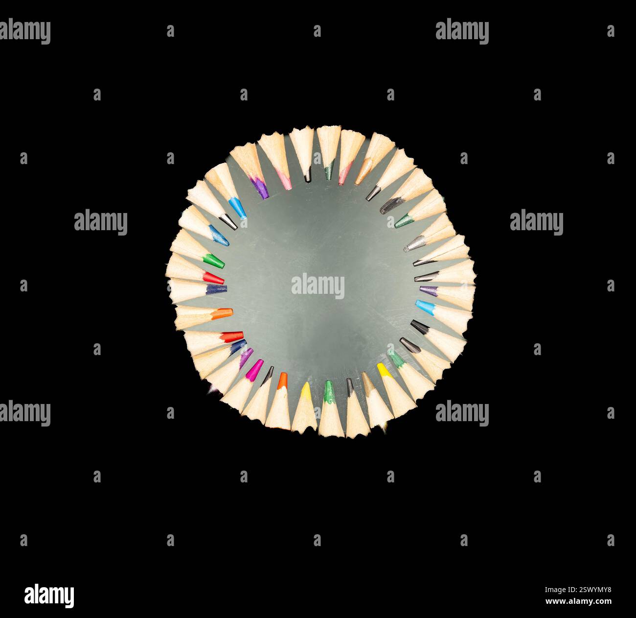 Disposition circulaire des pointes de crayon de couleur sur une surface réfléchissante – Un affichage vibrant et géométrique de créativité et de précision Banque D'Images