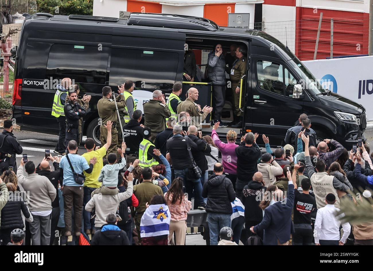 (250222) -- PETAH TIKVA, 22 février 2025 (Xinhua) -- L'otage israélien libéré Tal Shoham fait des vagues à la foule alors qu'il arrive dans un centre médical à Petah Tikva, Israël, 22 février 2025. Six otages israéliens précédemment détenus par le Hamas ont été libérés samedi dans le cadre d’un échange de cessez-le-feu en cours, ont confirmé les Forces de défense israéliennes (FDI) dans un communiqué. (JINI via Xinhua) Banque D'Images (250222) -- PETAH TIKVA, 22 février 2025 (Xinhua) -- L'otage israélien libéré Tal Shoham fait des vagues à la foule alors qu'il arrive dans un centre médical à Petah Tikva, Israël, 22 février 2025. Six otages israéliens précédemment détenus par le Hamas ont été libérés samedi dans le cadre d’un échange de cessez-le-feu en cours, ont confirmé les Forces de défense israéliennes (FDI) dans un communiqué. (JINI via Xinhua) Banque D'Images