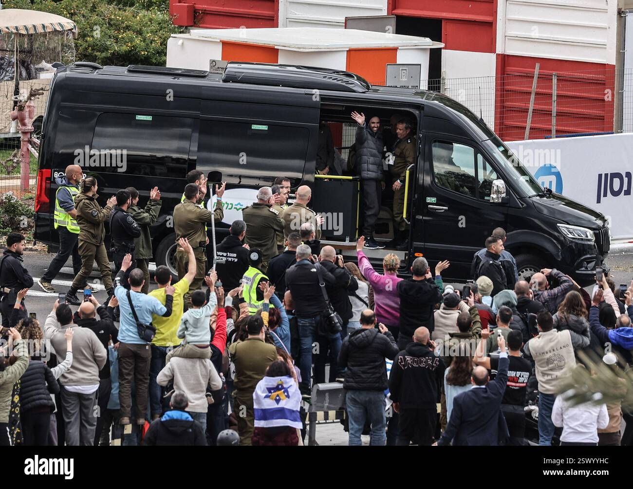 (250222) -- PETAH TIKVA, 22 février 2025 (Xinhua) -- L'otage israélien libéré Tal Shoham fait des vagues à la foule alors qu'il arrive dans un centre médical à Petah Tikva, Israël, 22 février 2025. Six otages israéliens précédemment détenus par le Hamas ont été libérés samedi dans le cadre d’un échange de cessez-le-feu en cours, ont confirmé les Forces de défense israéliennes (FDI) dans un communiqué. (JINI via Xinhua) Banque D'Images (250222) -- PETAH TIKVA, 22 février 2025 (Xinhua) -- L'otage israélien libéré Tal Shoham fait des vagues à la foule alors qu'il arrive dans un centre médical à Petah Tikva, Israël, 22 février 2025. Six otages israéliens précédemment détenus par le Hamas ont été libérés samedi dans le cadre d’un échange de cessez-le-feu en cours, ont confirmé les Forces de défense israéliennes (FDI) dans un communiqué. (JINI via Xinhua) Banque D'Images
