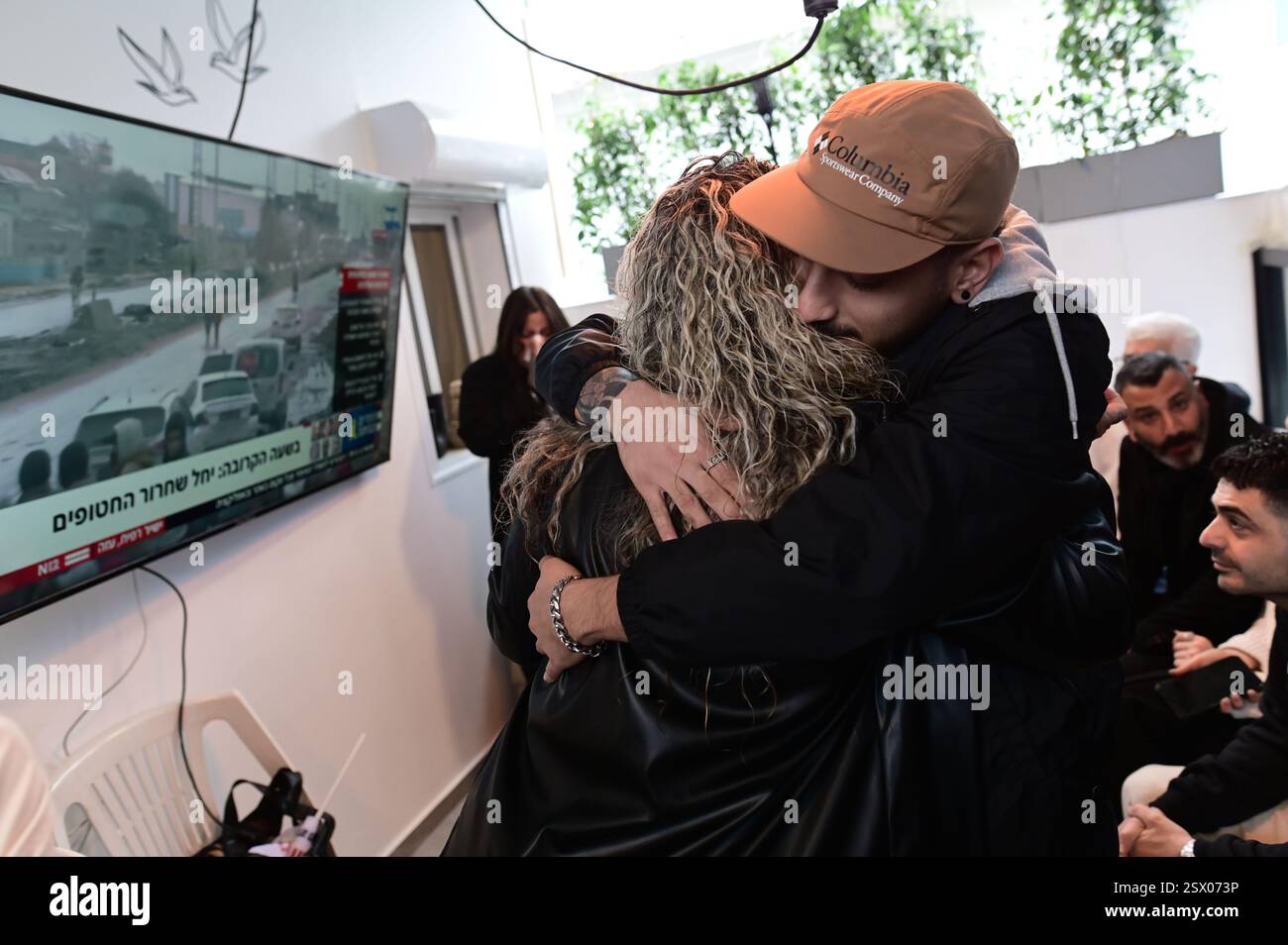 (250222) -- TEL AVIV, 22 février 2025 (Xinhua) -- des parents et des amis d'un otage regardent la retransmission télévisée de la libération d'otages dans un appartement de tel Aviv, Israël, le 22 février 2025. Six otages israéliens précédemment détenus par le Hamas ont été libérés samedi dans le cadre d’un échange de cessez-le-feu en cours, ont confirmé les Forces de défense israéliennes (FDI) dans un communiqué. (Tomer Neuberg/JINI via Xinhua) Banque D'Images (250222) -- TEL AVIV, 22 février 2025 (Xinhua) -- des parents et des amis d'un otage regardent la retransmission télévisée de la libération d'otages dans un appartement de tel Aviv, Israël, le 22 février 2025. Six otages israéliens précédemment détenus par le Hamas ont été libérés samedi dans le cadre d’un échange de cessez-le-feu en cours, ont confirmé les Forces de défense israéliennes (FDI) dans un communiqué. (Tomer Neuberg/JINI via Xinhua) Banque D'Images
