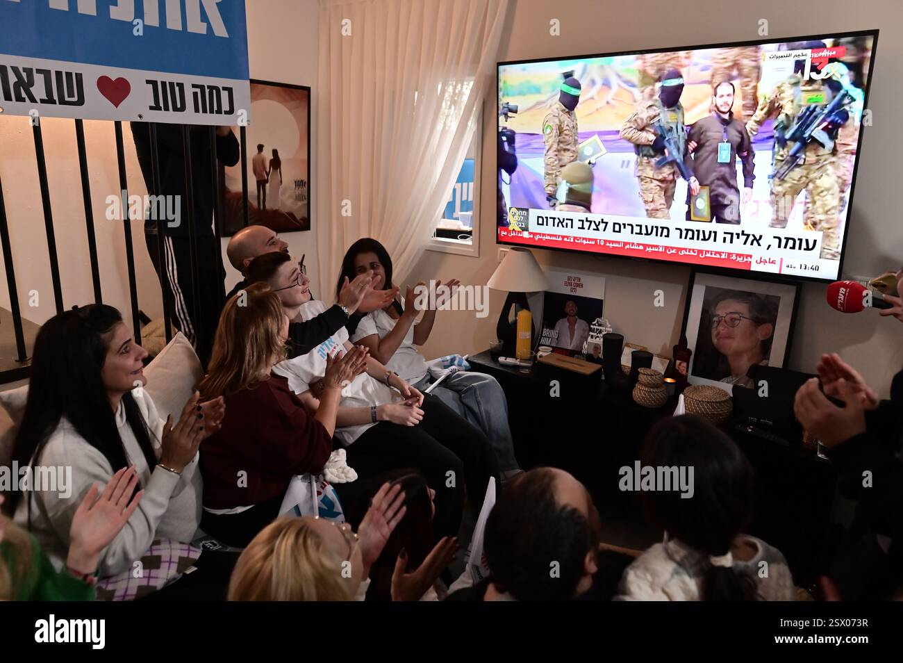 (250222) -- TEL AVIV, 22 février 2025 (Xinhua) -- des parents et des amis d'un otage regardent la retransmission télévisée de la libération d'otages dans un appartement de tel Aviv, Israël, le 22 février 2025. Six otages israéliens précédemment détenus par le Hamas ont été libérés samedi dans le cadre d’un échange de cessez-le-feu en cours, ont confirmé les Forces de défense israéliennes (FDI) dans un communiqué. (Tomer Neuberg/JINI via Xinhua) Banque D'Images (250222) -- TEL AVIV, 22 février 2025 (Xinhua) -- des parents et des amis d'un otage regardent la retransmission télévisée de la libération d'otages dans un appartement de tel Aviv, Israël, le 22 février 2025. Six otages israéliens précédemment détenus par le Hamas ont été libérés samedi dans le cadre d’un échange de cessez-le-feu en cours, ont confirmé les Forces de défense israéliennes (FDI) dans un communiqué. (Tomer Neuberg/JINI via Xinhua) Banque D'Images