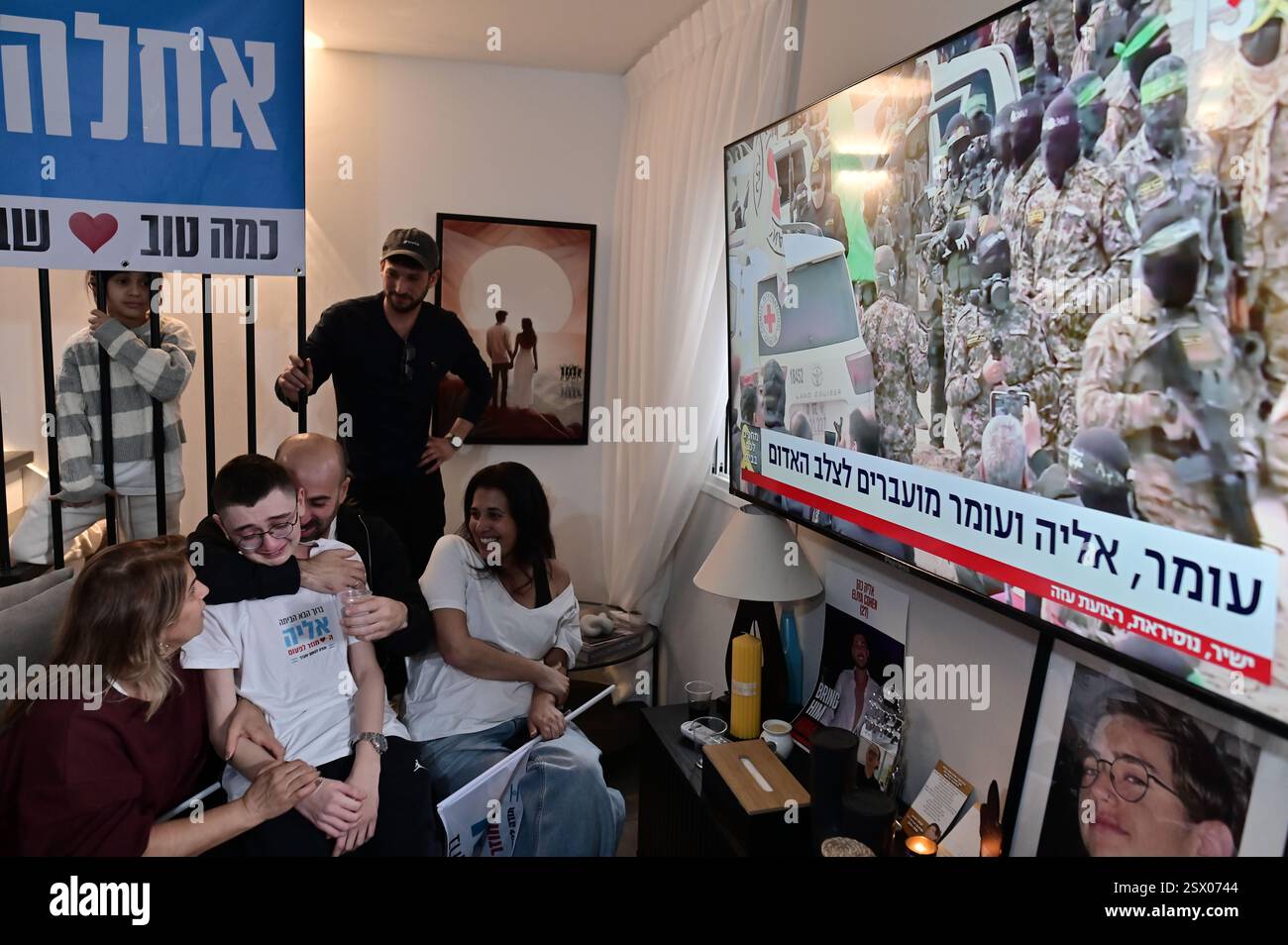 (250222) -- TEL AVIV, 22 février 2025 (Xinhua) -- des parents et des amis d'un otage regardent la retransmission télévisée de la libération d'otages dans un appartement de tel Aviv, Israël, le 22 février 2025. Six otages israéliens précédemment détenus par le Hamas ont été libérés samedi dans le cadre d’un échange de cessez-le-feu en cours, ont confirmé les Forces de défense israéliennes (FDI) dans un communiqué. (Tomer Neuberg/JINI via Xinhua) Banque D'Images (250222) -- TEL AVIV, 22 février 2025 (Xinhua) -- des parents et des amis d'un otage regardent la retransmission télévisée de la libération d'otages dans un appartement de tel Aviv, Israël, le 22 février 2025. Six otages israéliens précédemment détenus par le Hamas ont été libérés samedi dans le cadre d’un échange de cessez-le-feu en cours, ont confirmé les Forces de défense israéliennes (FDI) dans un communiqué. (Tomer Neuberg/JINI via Xinhua) Banque D'Images