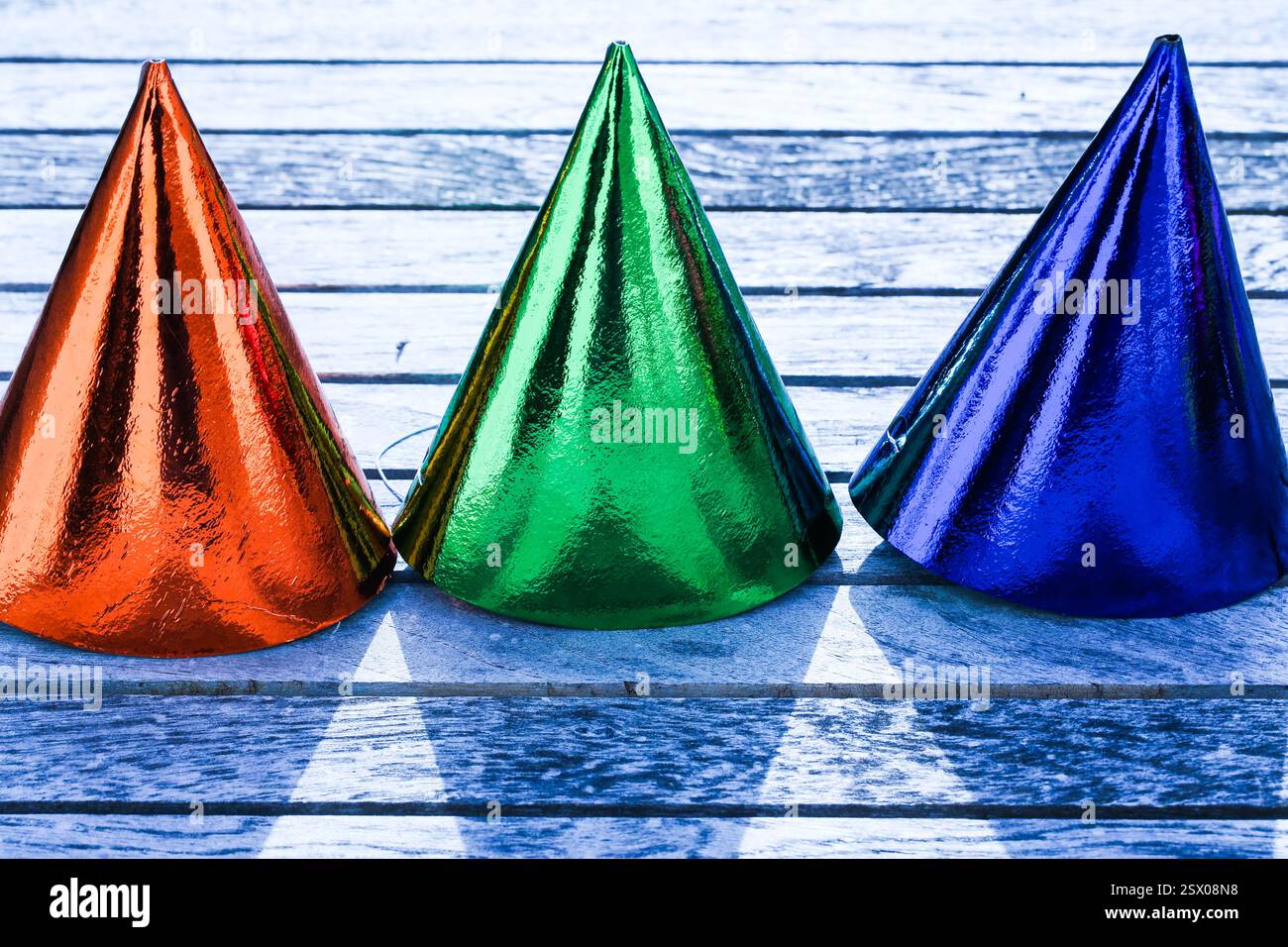 chapeaux de fête colorés avec guirlandes, temps de carnaval Banque D'Images
