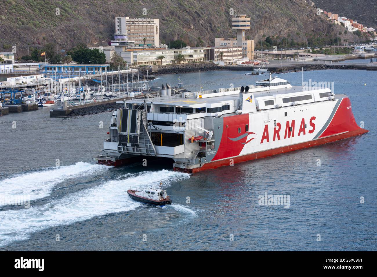 Port Santa Cruz de Tenerife, Espagne, ferry Armas avec remorqueur, Banque D'Images