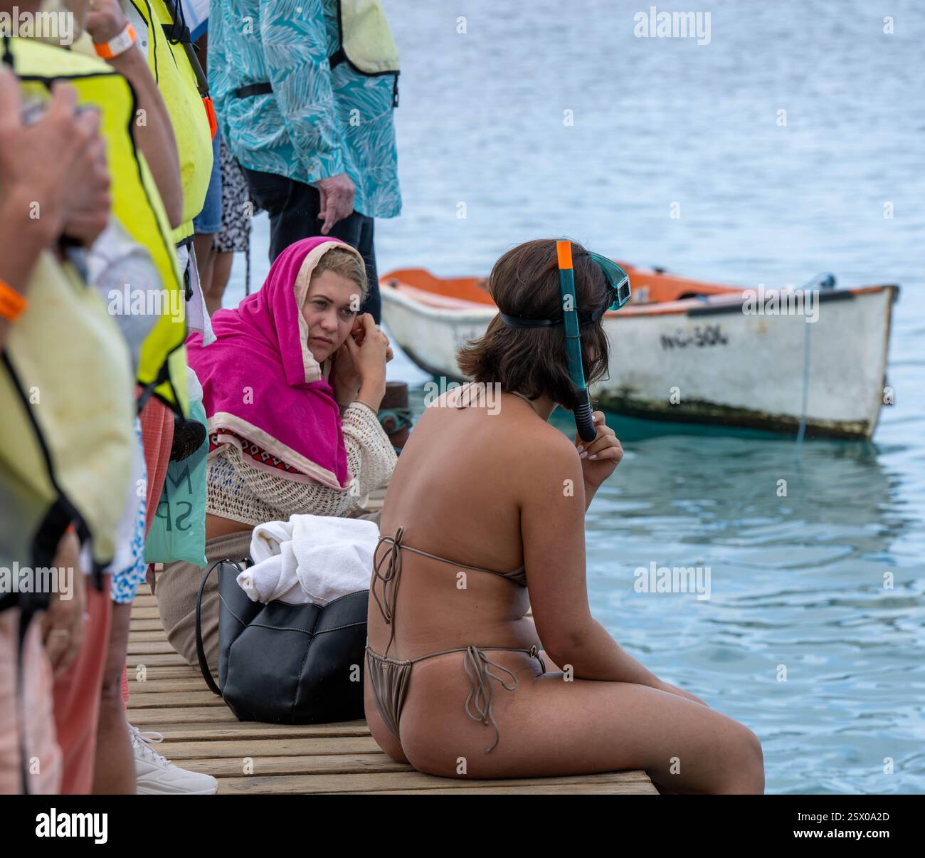 Jolie fille snorkeling, à la recherche de tortues Curaçao Banque D'Images