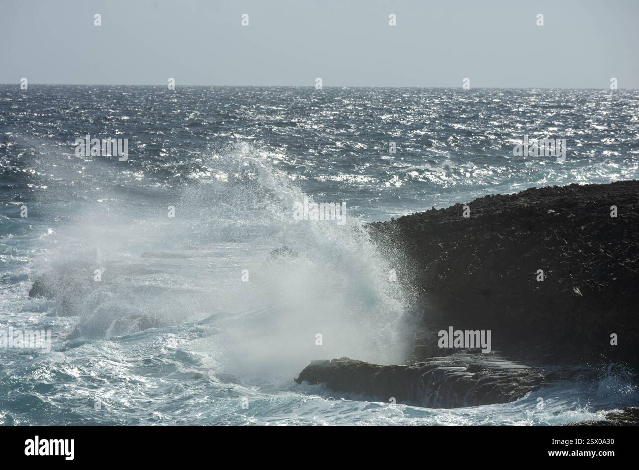 Des vagues se brisent sur les rochers à Curaçao Banque D'Images