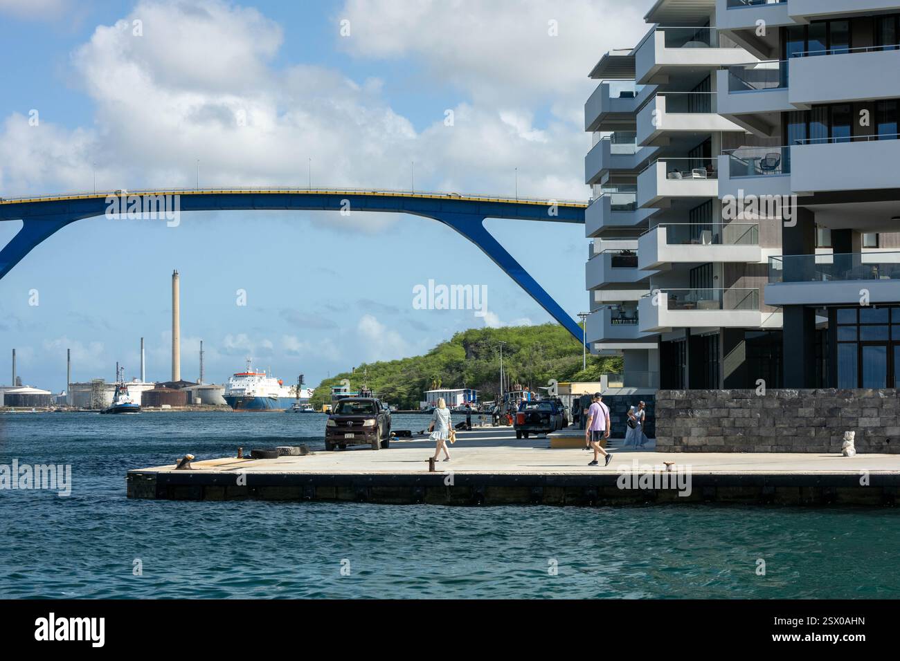 Le pont Queen Juliana est un pont en arc de haut niveau qui enjambe la baie de Sint Anna, surplombant la ville à 185 pieds (56,4 mètres) au-dessus de l'eau, makin Banque D'Images