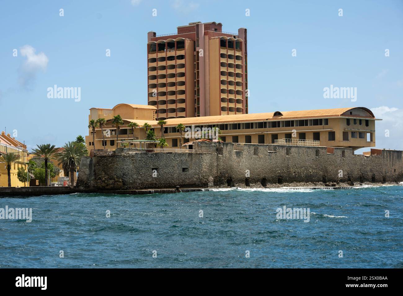 Le Plaza Hotel & Casino à Curaçao. Construit au sommet de l'historique Waterford forte Port de Willemstad Curaçao Banque D'Images