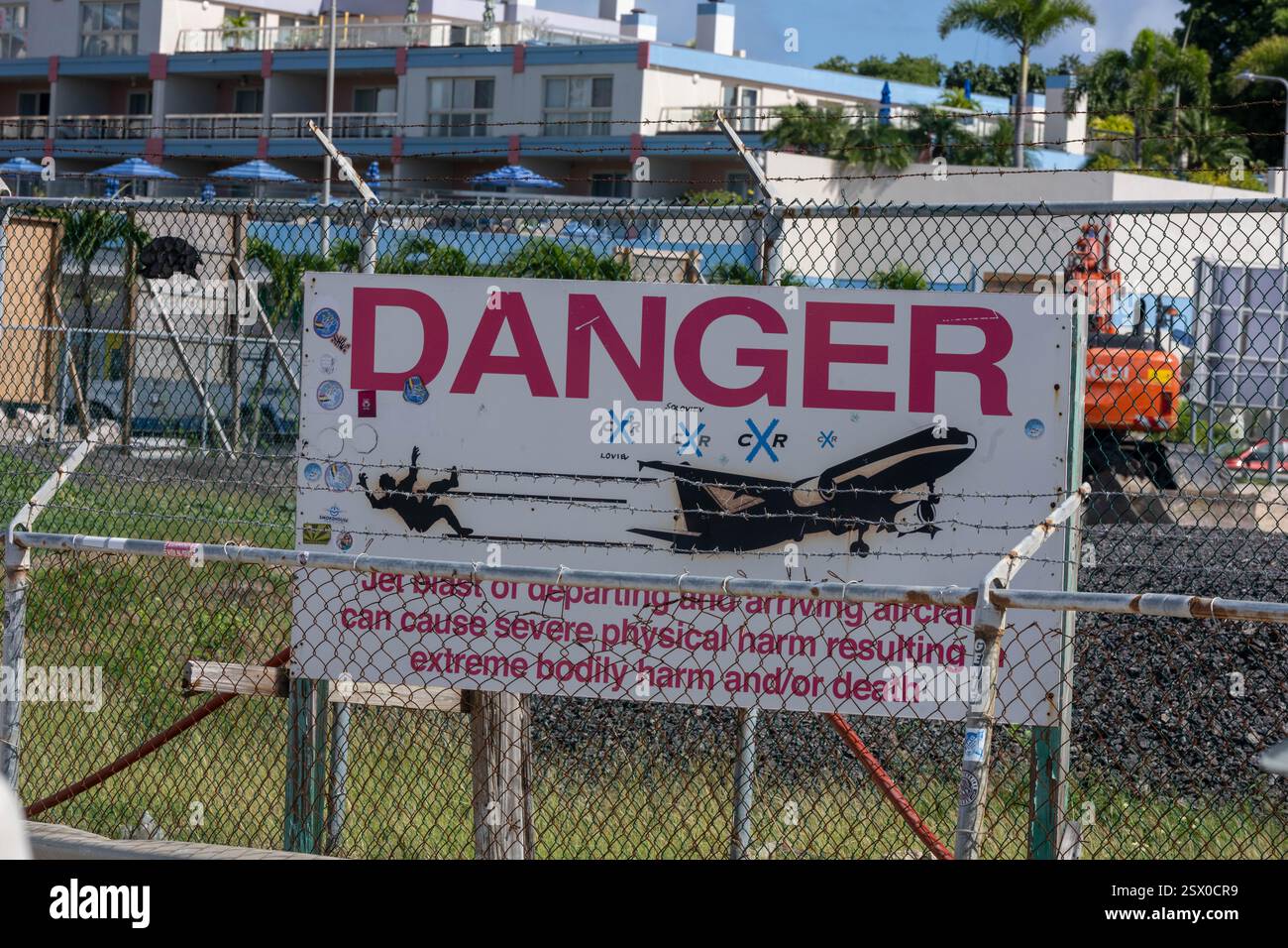 Danger Sign à Maho Beach by Princess Juliana International Airport Saint Martin Caribbean, célèbre dans le monde entier pour son emplacement unique Banque D'Images