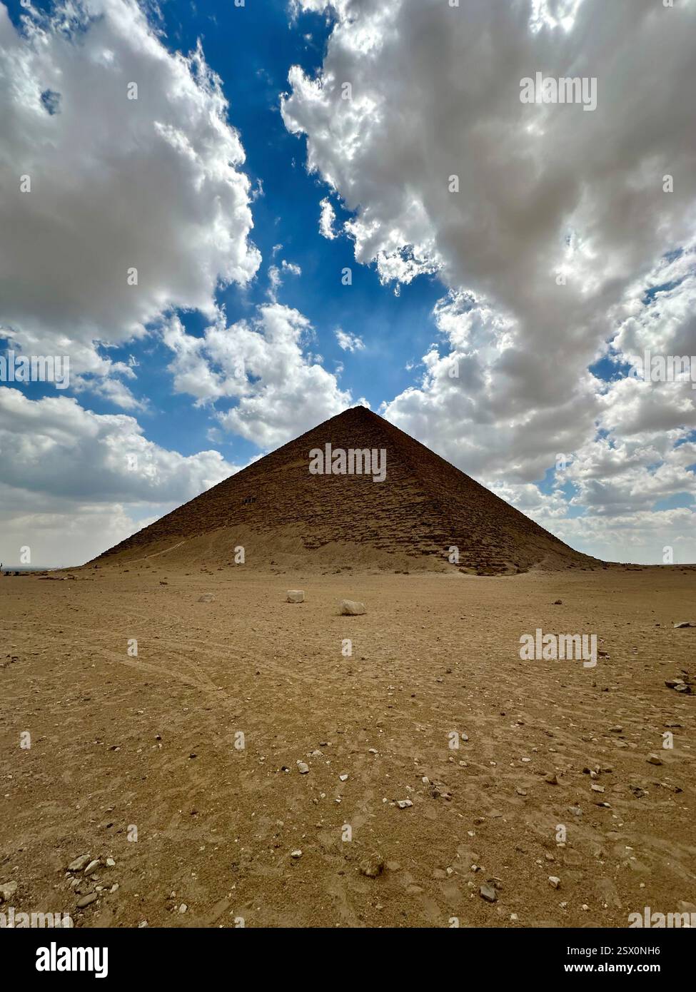 Pyramide rouge de snefru à Dahshur appelé la pyramide nord. Égypte. Vertical Banque D'Images