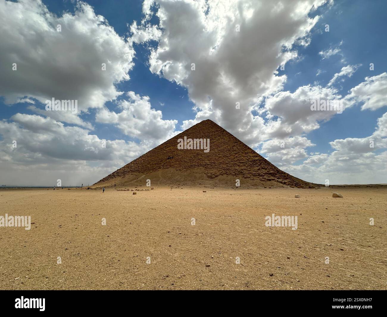 Ciel spectaculaire au-dessus de la pyramide rouge de Snefru à Dahshur. Égypte Banque D'Images