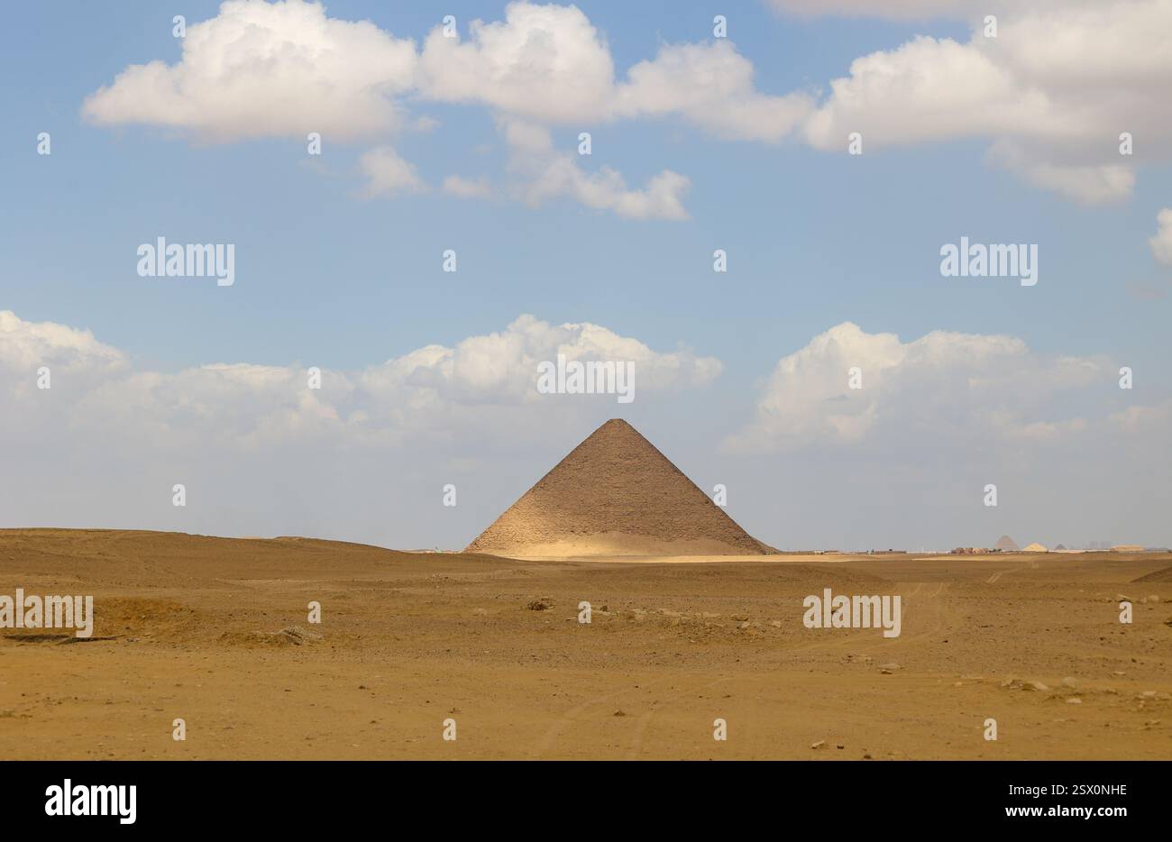 La pyramide rouge dans le complexe historique de dahchour, Egypte. Copier l'espace Banque D'Images