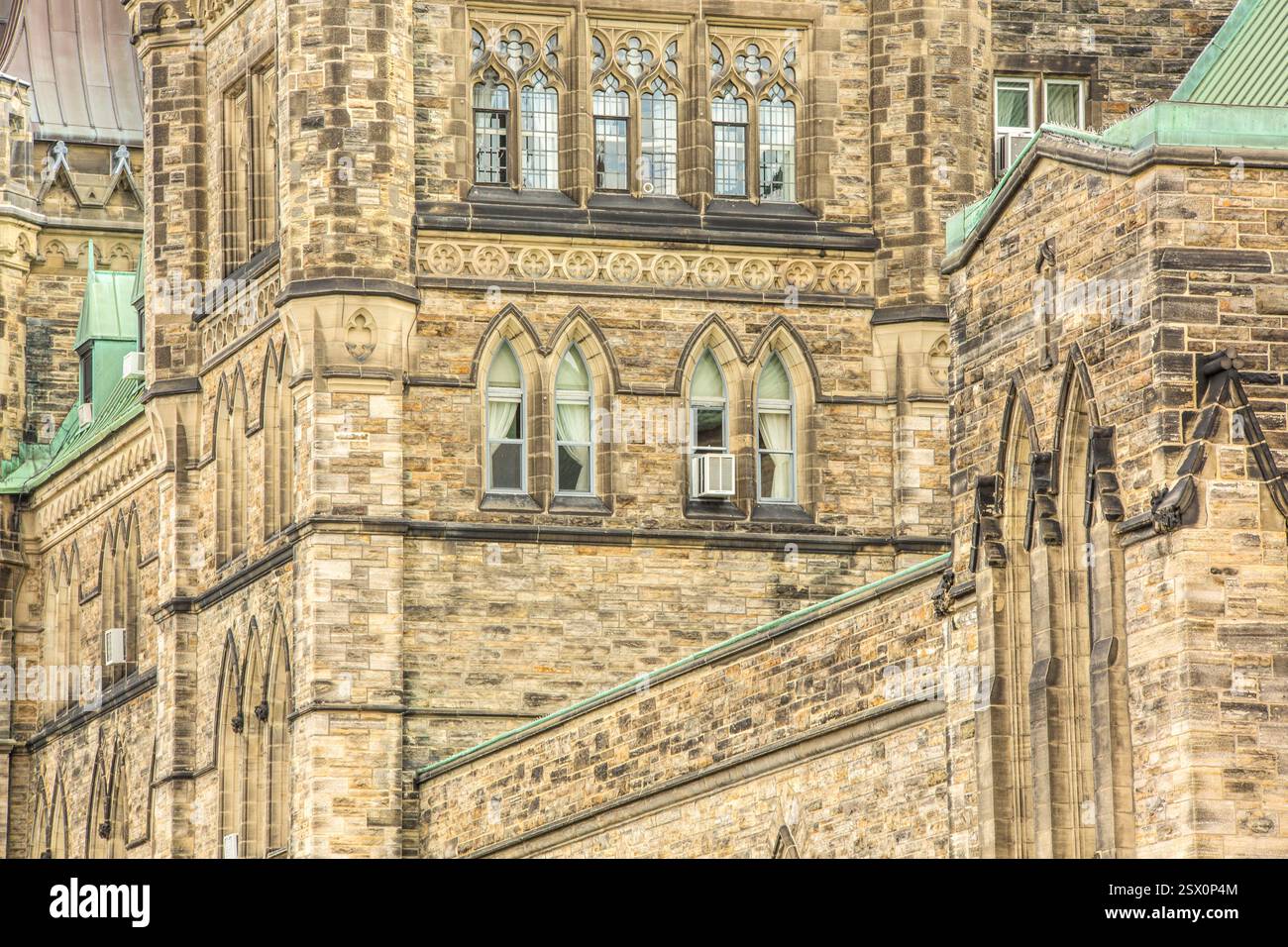 Bâtiment avec un toit vert et une fenêtre sur le côté. Le bâtiment est marron Banque D'Images