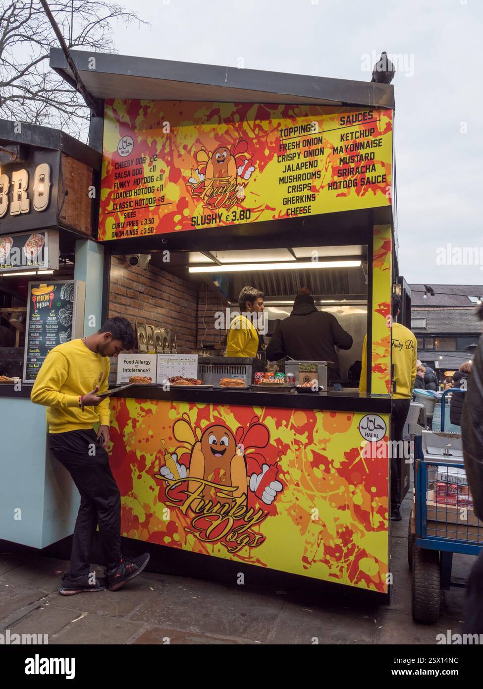 Le kiosque de restauration rapide Funky Dogs à Camden Lock, Londres, Royaume-Uni. Banque D'Images