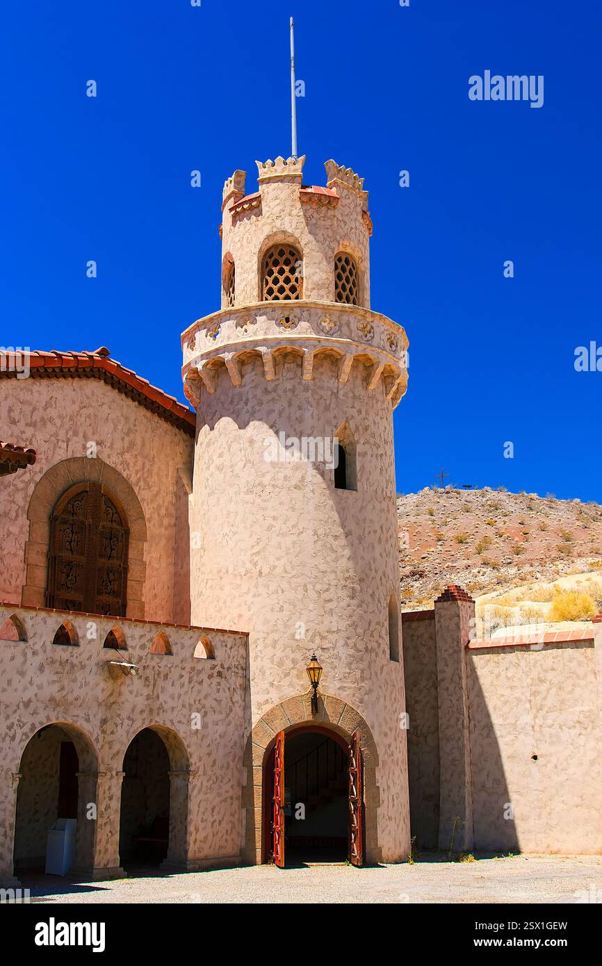 Tour haute avec toit pointu. Le toit est blanc. La tour est sur une colline Banque D'Images