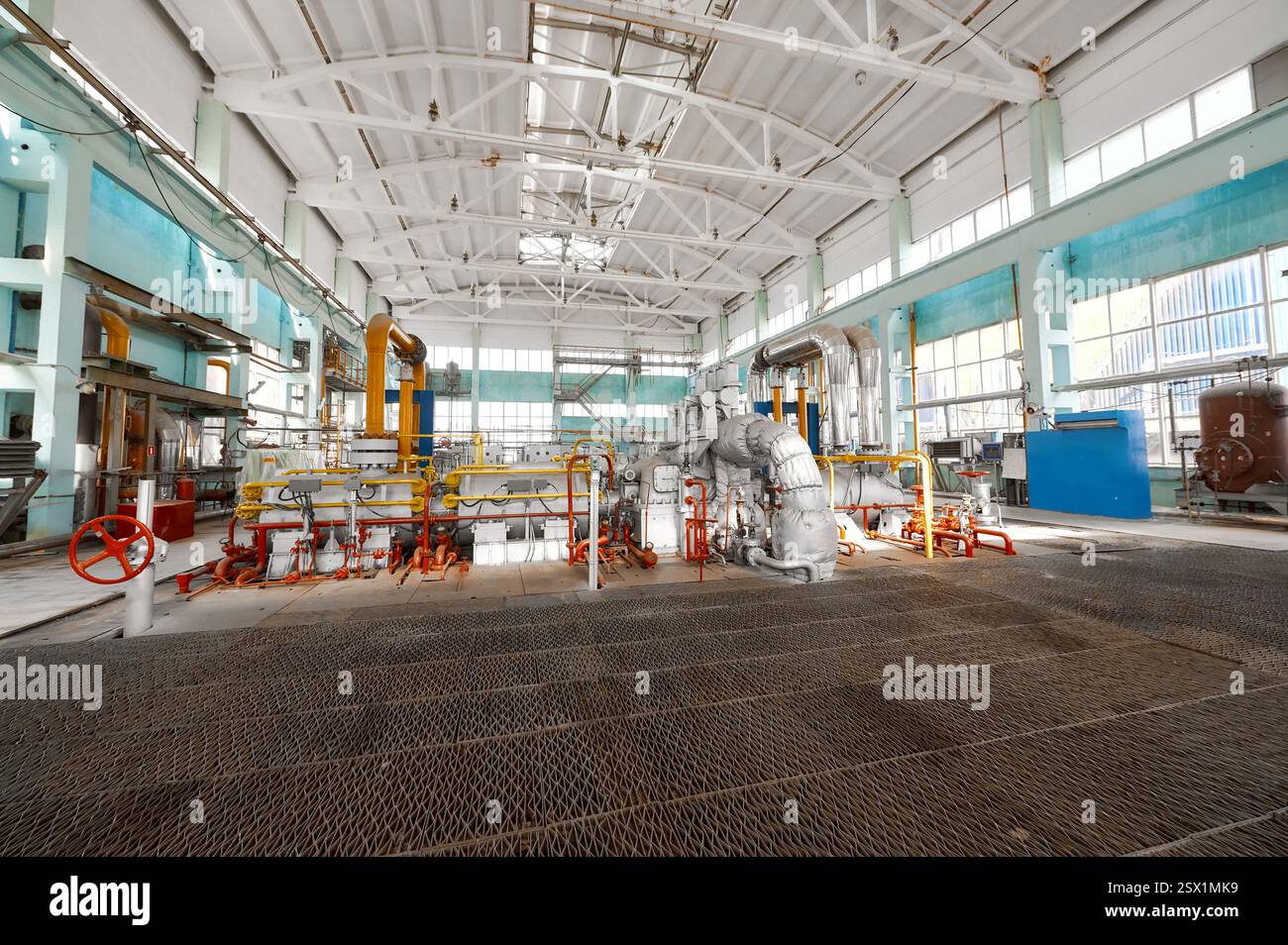 Station de pompage industrielle dans une usine chimique présentant des équipements opérationnels et des infrastructures pendant les heures de jour Banque D'Images
