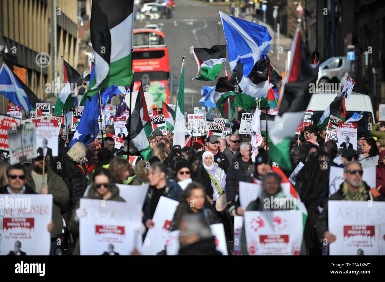 Glasgow, Royaume-Uni. 22 février 2025 - les manifestants se rassemblent avant le début de mars. Les manifestants se sont rassemblés à George Square avant de marcher vers le Scottish Event Campus (SEC) où le Parti travailliste accueille la Conférence du travail écossaise 2025 . Banque D'Images Glasgow, Royaume-Uni. 22 février 2025 - les manifestants se rassemblent avant le début de mars. Les manifestants se sont rassemblés à George Square avant de marcher vers le Scottish Event Campus (SEC) où le Parti travailliste accueille la Conférence du travail écossaise 2025 . Banque D'Images