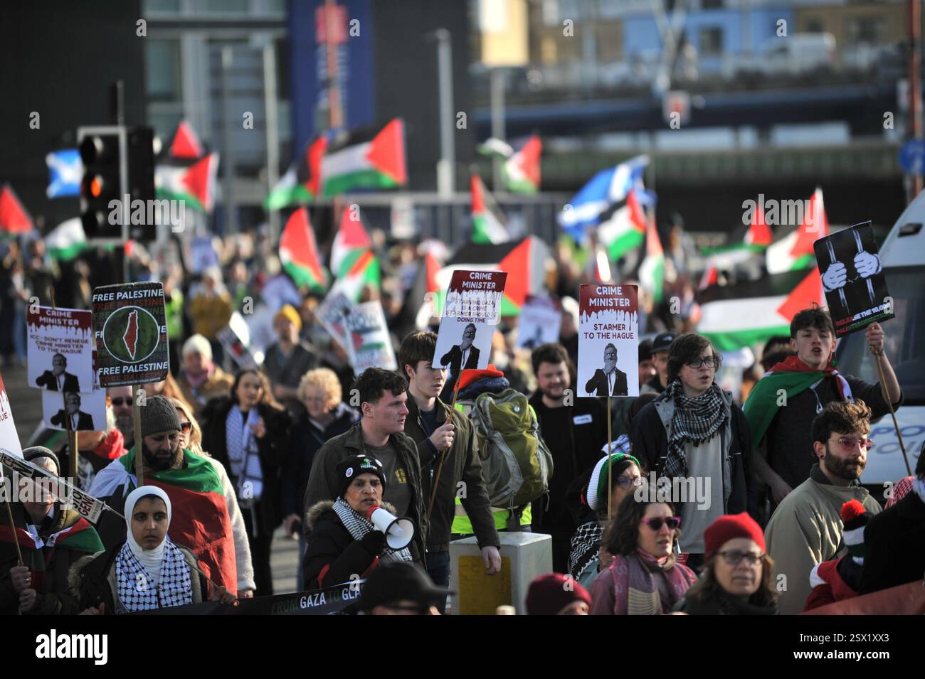 Glasgow, Royaume-Uni. 22 février 2025 - des manifestants sont vus marcher sur la SECTE. Les manifestants se sont rassemblés à George Square avant de marcher vers le Scottish Event Campus (SEC) où le Parti travailliste accueille la Conférence du travail écossaise 2025 . Banque D'Images Glasgow, Royaume-Uni. 22 février 2025 - des manifestants sont vus marcher sur la SECTE. Les manifestants se sont rassemblés à George Square avant de marcher vers le Scottish Event Campus (SEC) où le Parti travailliste accueille la Conférence du travail écossaise 2025 . Banque D'Images