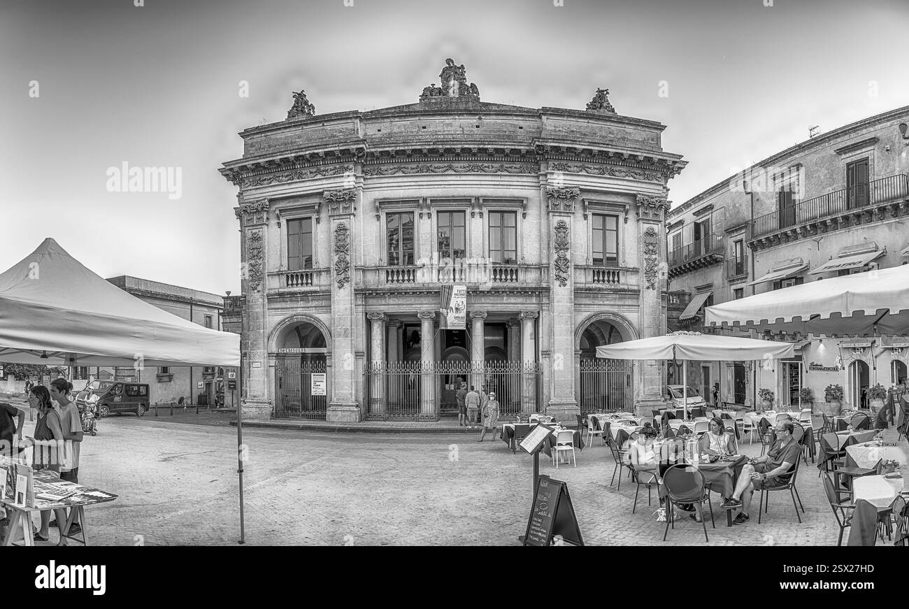 NOTO, ITALIE - 12 AOÛT 2021 : façade du théâtre central, bâtiment historique et point d'intérêt majeur à Noto, ville pittoresque de Sicile, Italie Banque D'Images