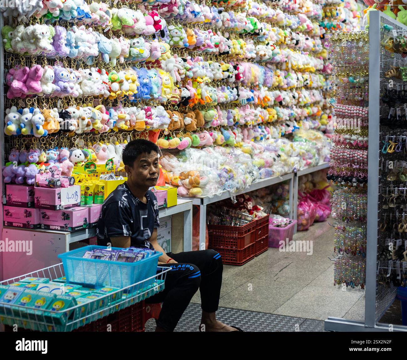 Phuket, Thaïlande, janvier 2025, un commerçant semble ennuyé car il n'a pas de clients. Banque D'Images