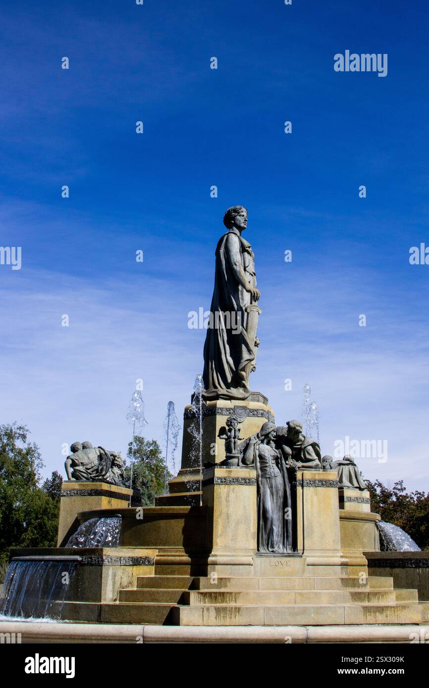 Une statue grecque classique en bronze riche surplombe une eau douce au cœur des jardins botaniques de Denver. Banque D'Images