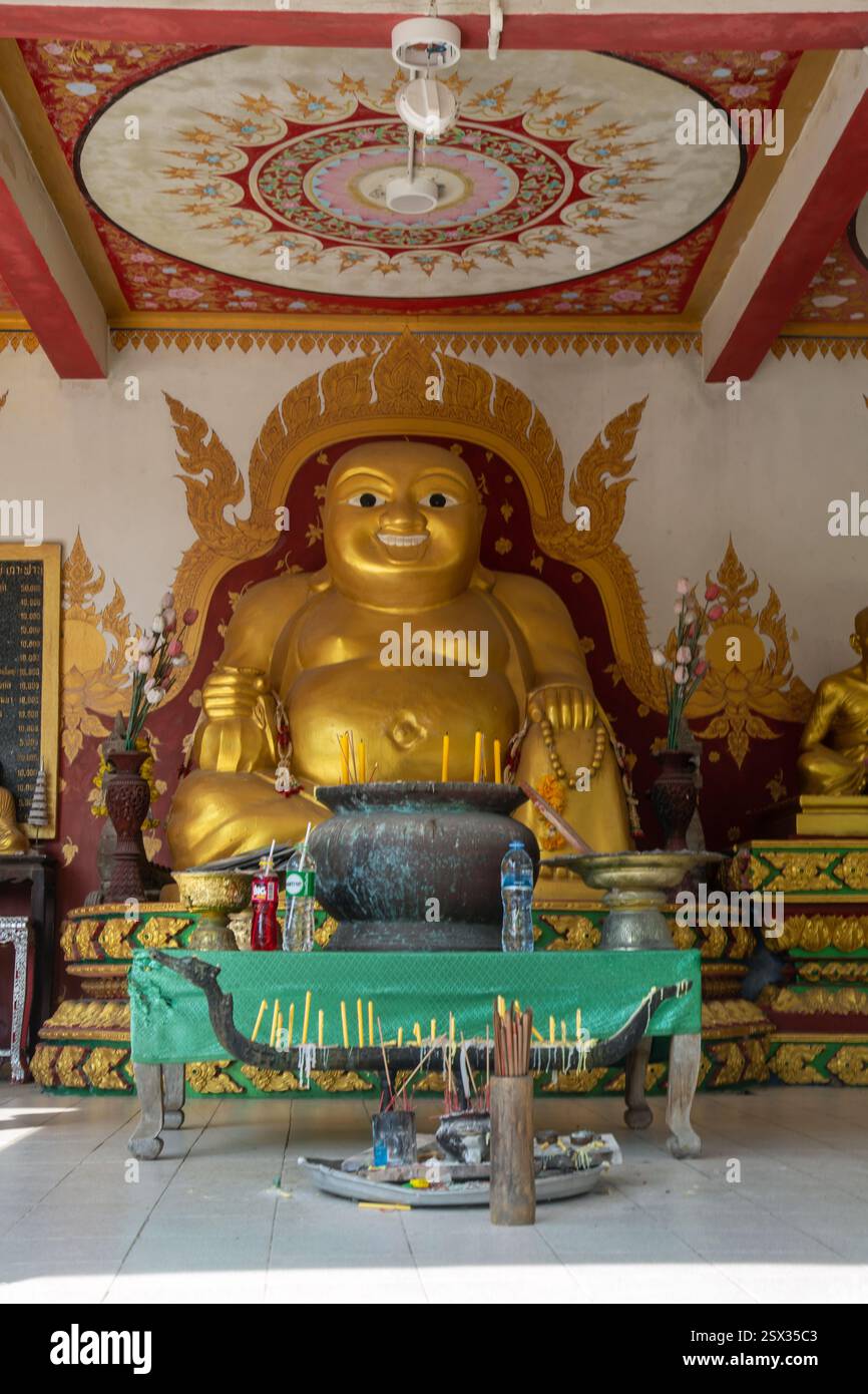 Koh Samui, Thaïlande, 10 février 2025, gros plan d'une figure de Bouddha ou de Dieu couleur or Banque D'Images