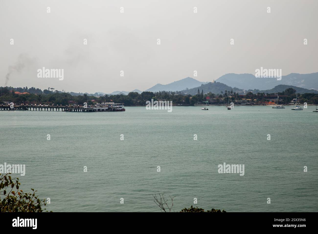 Koh Samui, Thaïlande, 10 février 2025, vue sur la mer et les collines de Koh Samui Banque D'Images