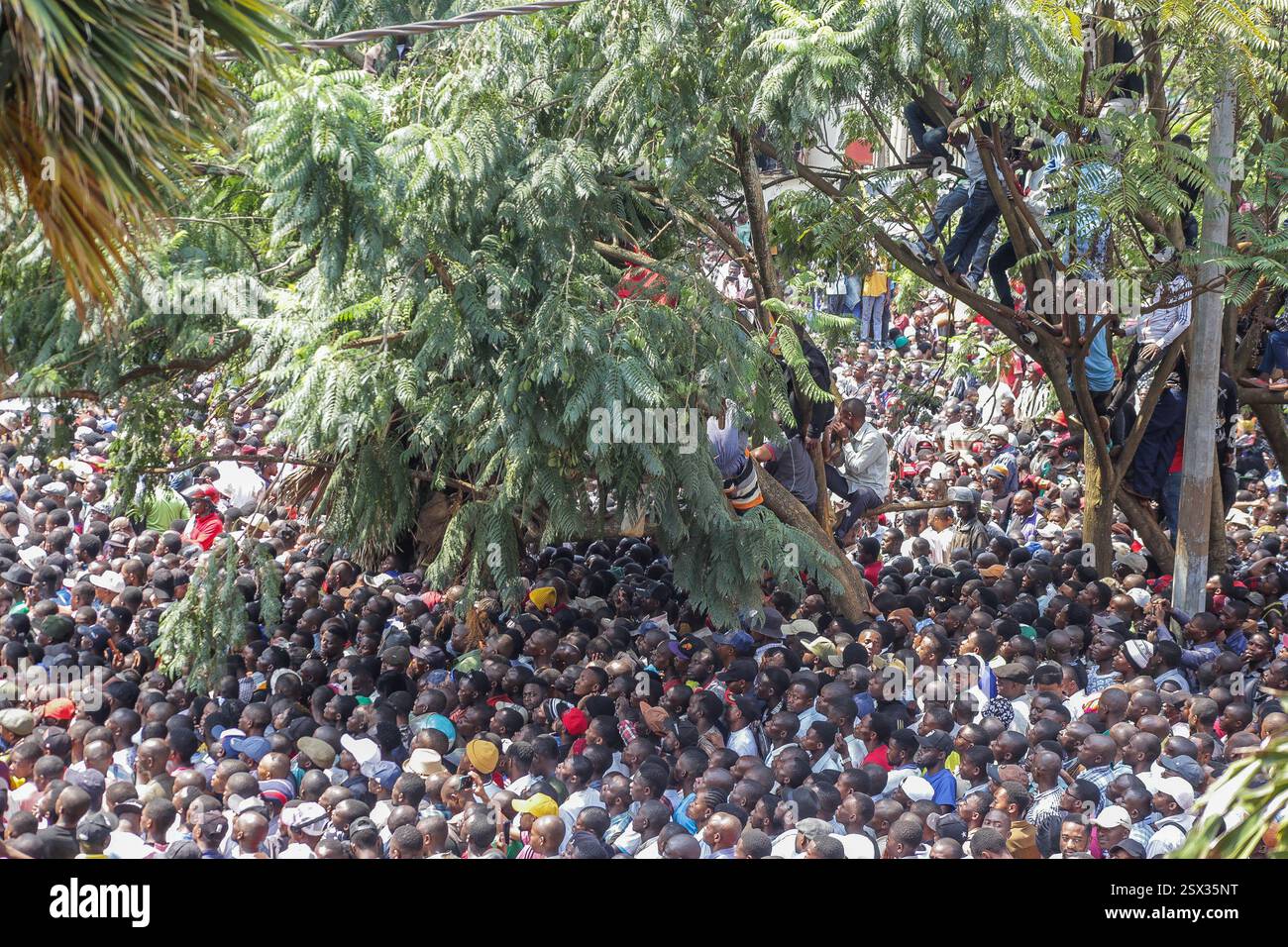 Évolution choquante en République démocratique du Congo : les forces de police congolaises se seraient associées au tristement célèbre groupe rebelle M23. Banque D'Images