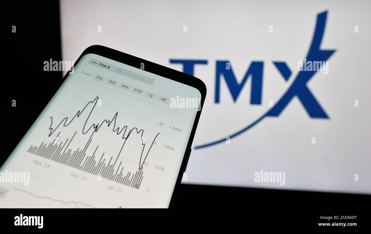 Dans cette illustration photo, un téléphone intelligent avec le site Web de la société boursière canadienne TMX Group Limited est vu à l'écran devant le logo. Banque D'Images