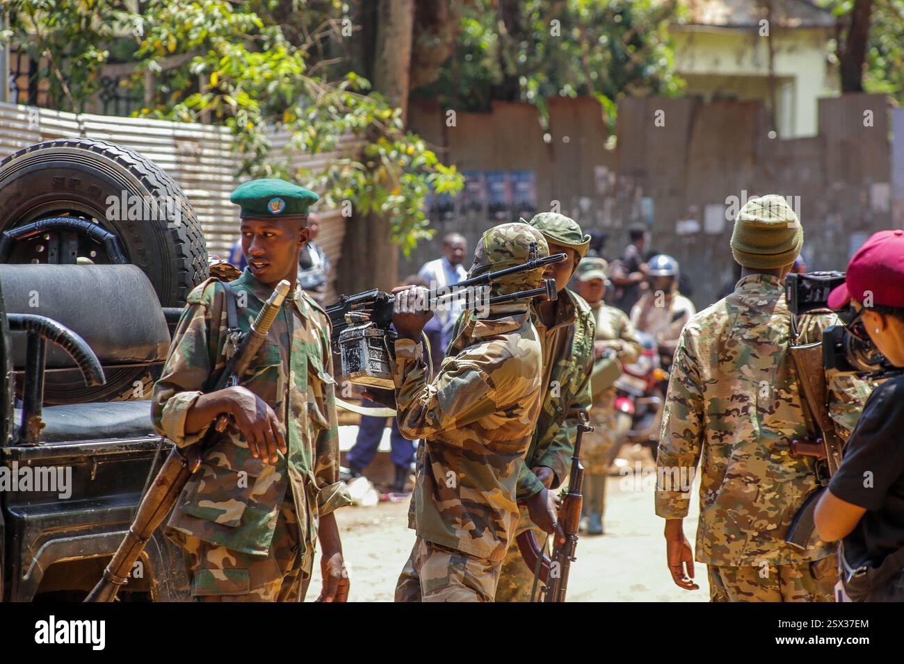 Évolution choquante en République démocratique du Congo : les forces de police congolaises se seraient associées au tristement célèbre groupe rebelle M23. Banque D'Images