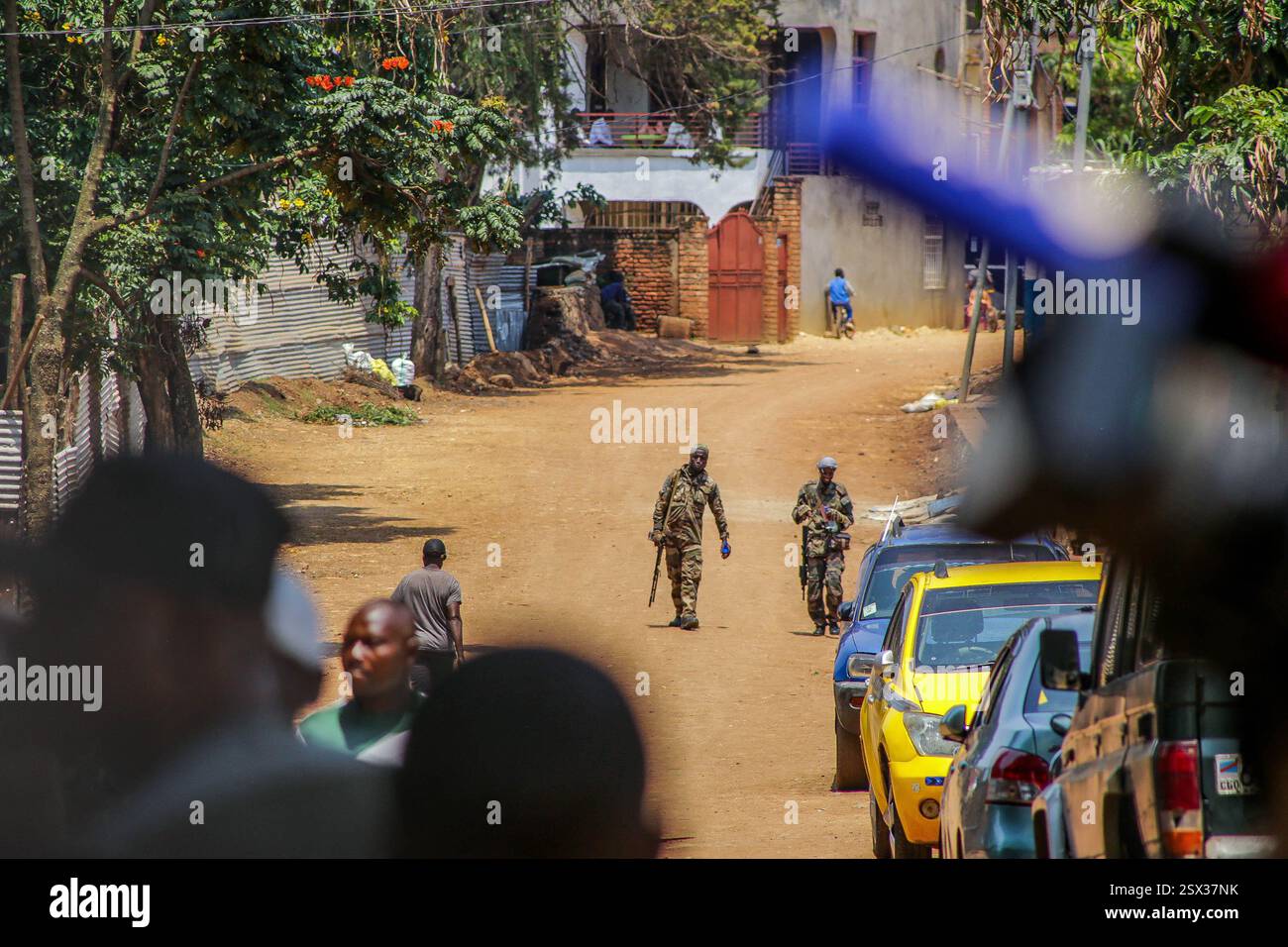 Évolution choquante en République démocratique du Congo : les forces de police congolaises se seraient associées au tristement célèbre groupe rebelle M23. Banque D'Images