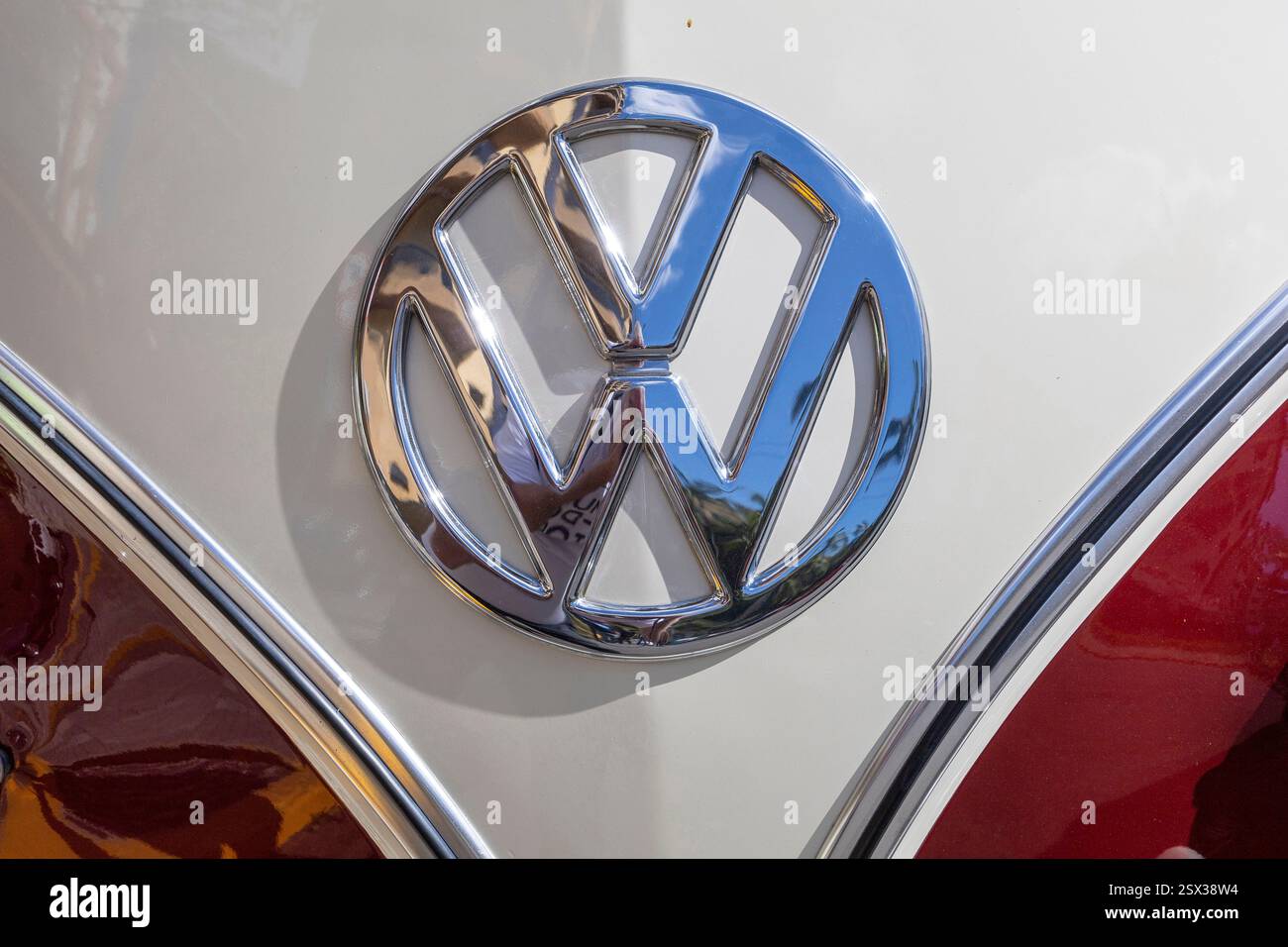 Aguas de Lindoia, SP, Brésil - jun08, 2023 - salon de voitures anciennes en plein air. Gros plan de la fourgonnette historique Volkswagen, modèle kombi au Brésil Banque D'Images