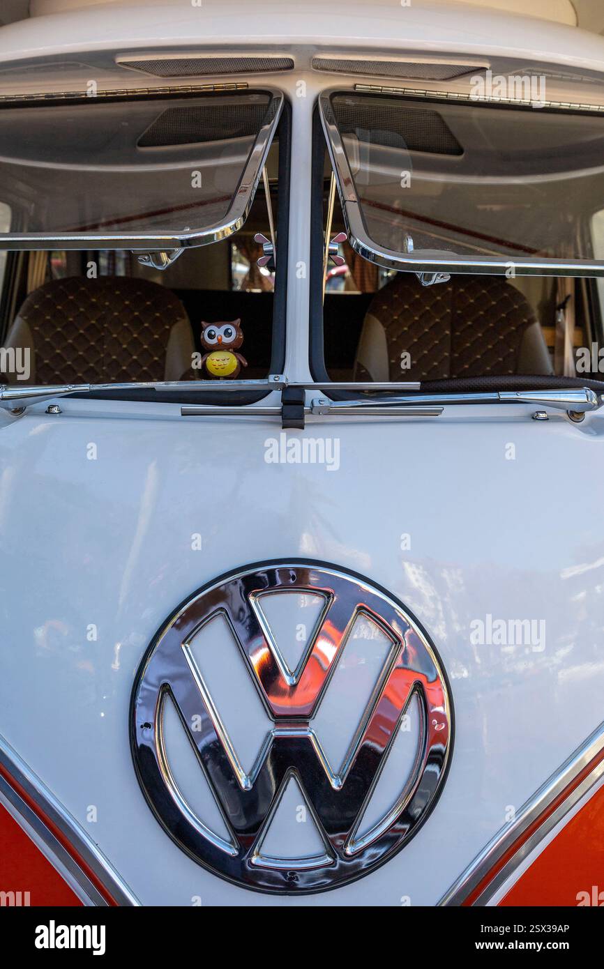 Aguas de Lindoia, SP, Brésil - jun08, 2023 - salon de voitures anciennes en plein air. Gros plan de la fourgonnette historique Volkswagen, modèle kombi au Brésil Banque D'Images