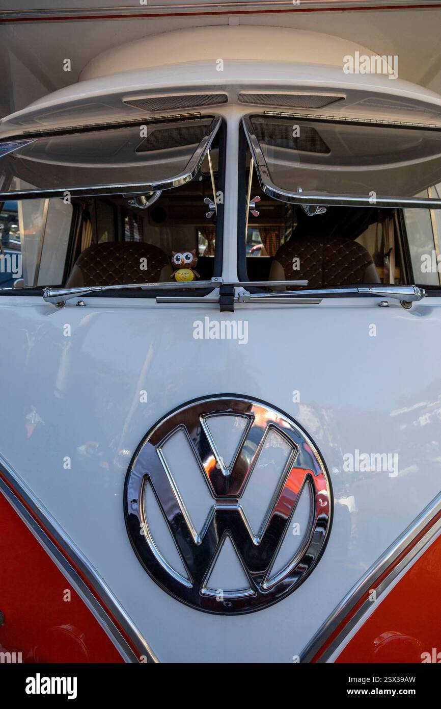 Aguas de Lindoia, SP, Brésil - jun08, 2023 - salon de voitures anciennes en plein air. Gros plan de la fourgonnette historique Volkswagen, modèle kombi au Brésil Banque D'Images