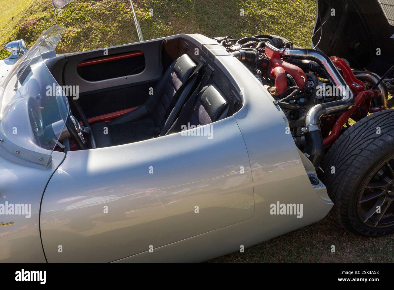 Aguas de Lindoia SP, Brésil - juin 08, 2023 - salon de voitures anciennes en plein air. Gros plan du modèle historique de voiture Porsche Banque D'Images