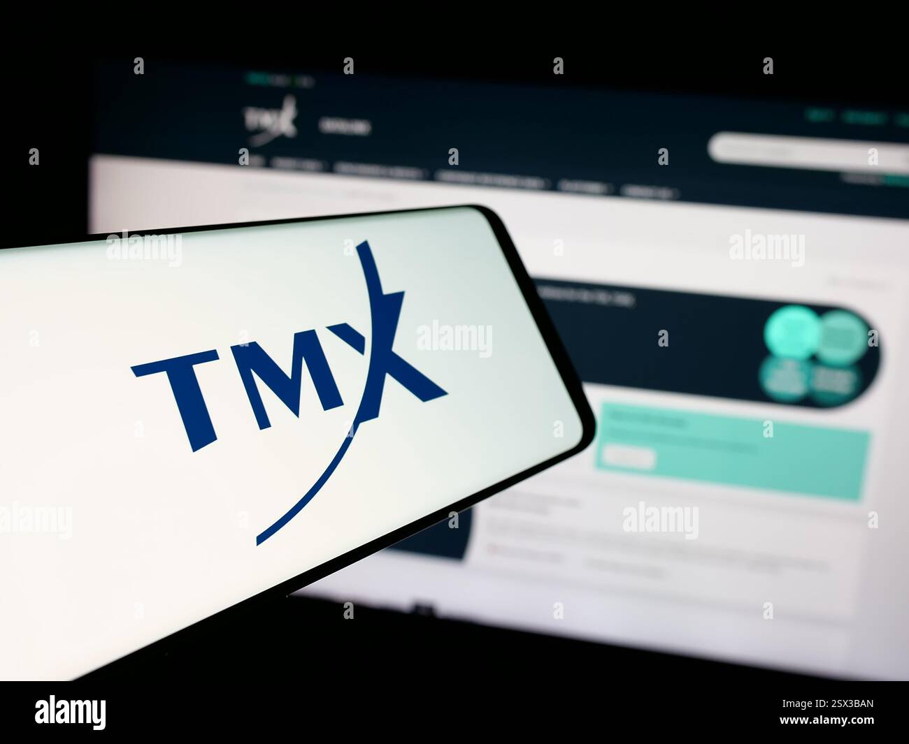 Allemagne. 20 janvier 2025. Dans cette illustration photo, un téléphone mobile avec le logo de la société boursière canadienne Groupe TMX limitée est vu à l'écran devant le site Web. (Crédit image : © timon Schneider/SOPA images via ZUMA Press Wire) USAGE ÉDITORIAL SEULEMENT ! Non destiné à UN USAGE commercial ! Banque D'Images