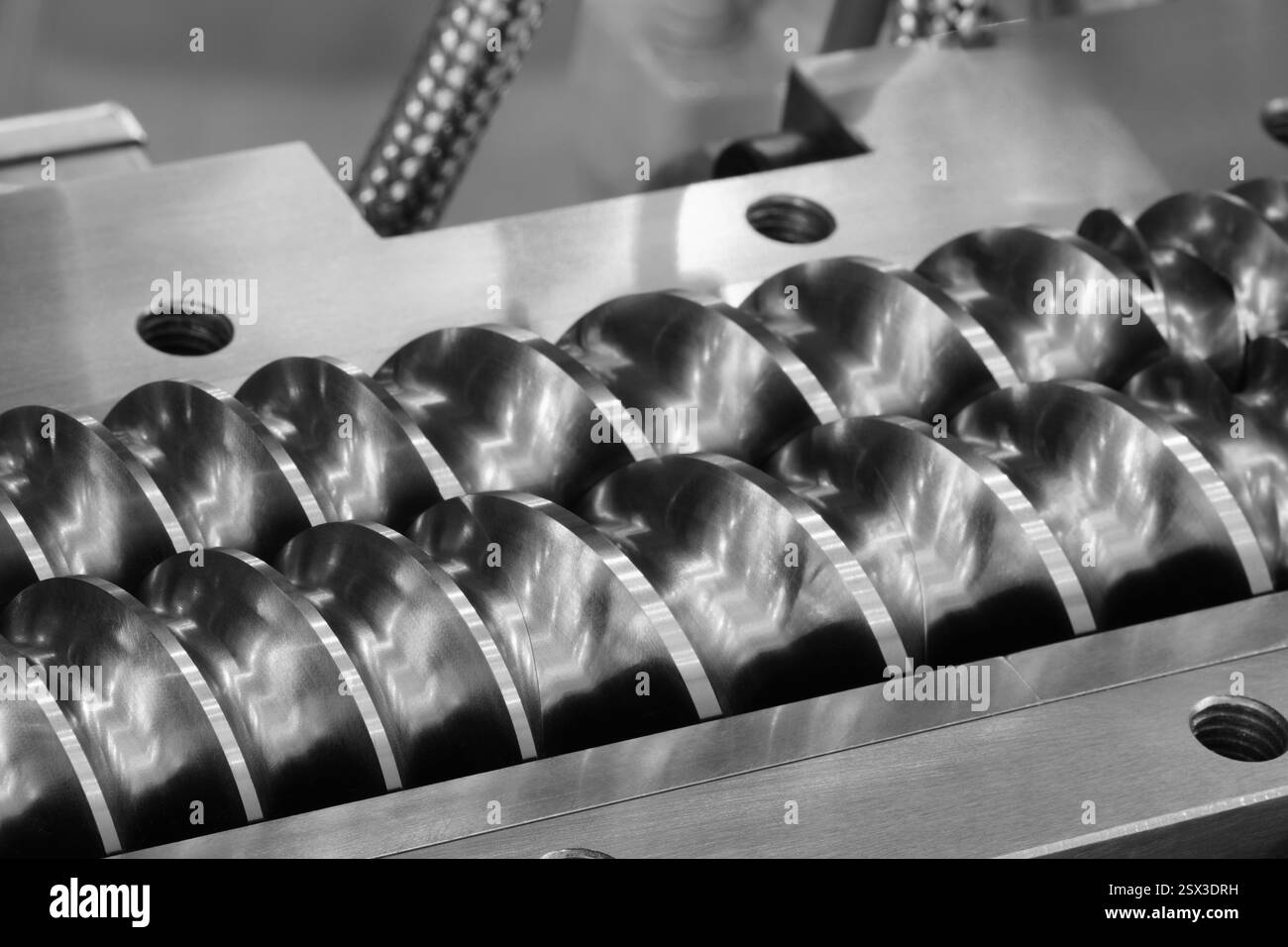 Vis spiralée pour alimenter les granules dans la machine de production pour fabriquer des produits à partir de la technologie d'extrusion plastique pvc, concept industriel backgroun Banque D'Images