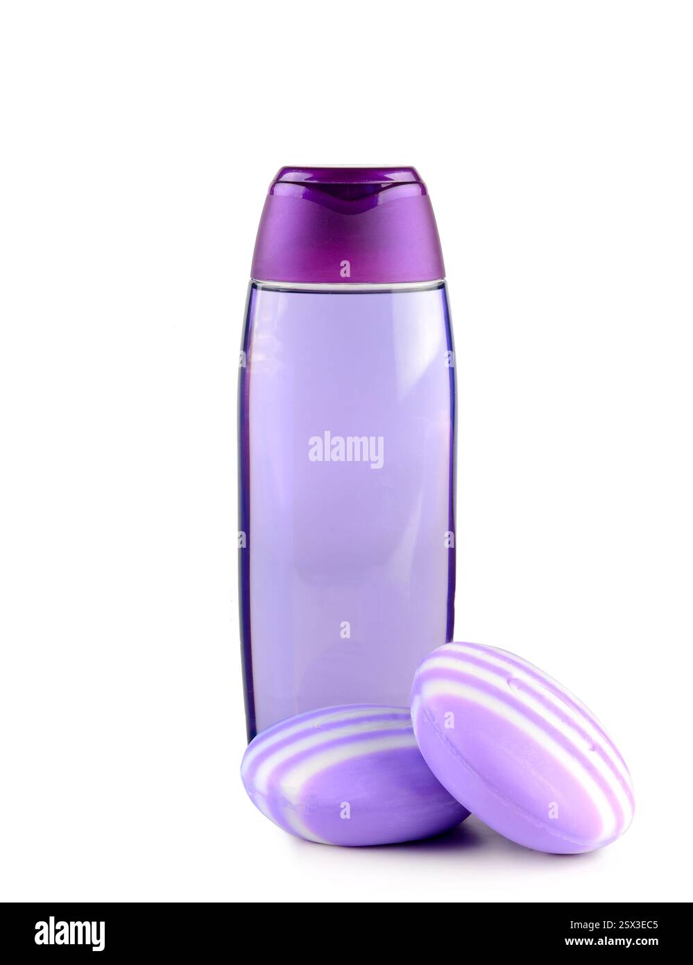 Savon et shampooing à l'extrait de lavande isolé sur fond blanc. Photo verticale. Banque D'Images