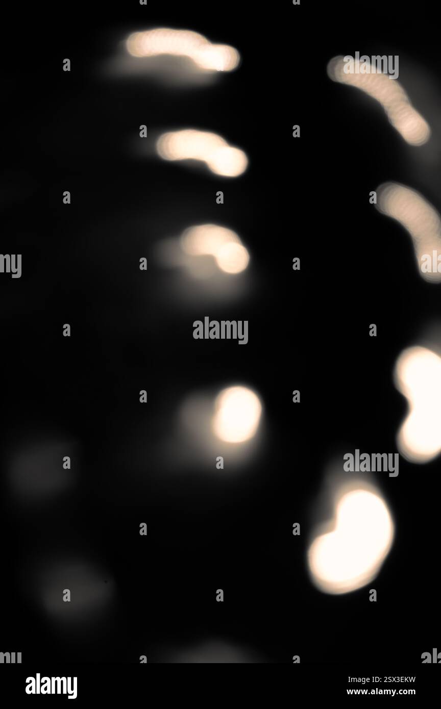 Traînées de lumière abstraites se déplaçant dans un cercle sur fond noir Banque D'Images