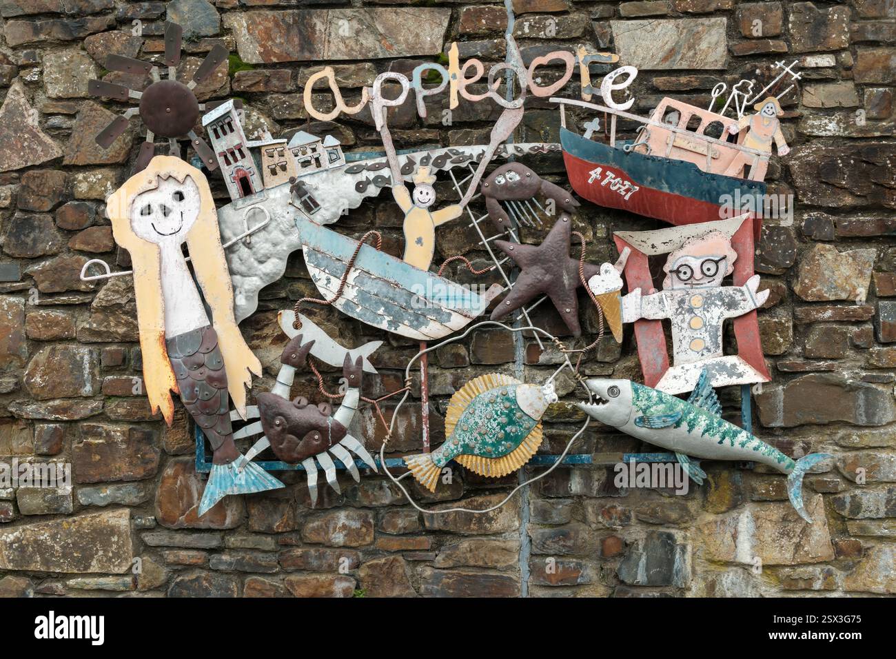 Appledore North Devon - la sculpture métallique inhabituelle sur le mur de Richmond Dock, sur Myrtle Street, lorsque vous entrez dans le village côtier d'Appledore. Banque D'Images