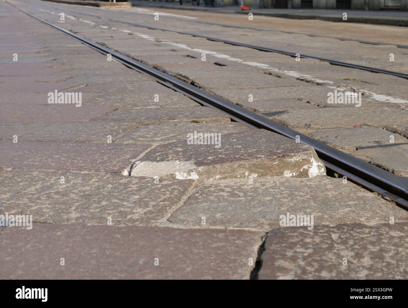 Trottoir historique de Milan abritant les voies de tramway Banque D'Images