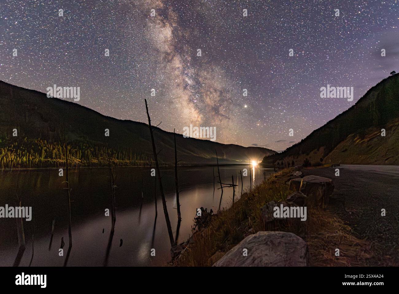 Voie lactée au-dessus du lac Still la nuit au milieu d'un paysage montagneux pittoresque Banque D'Images