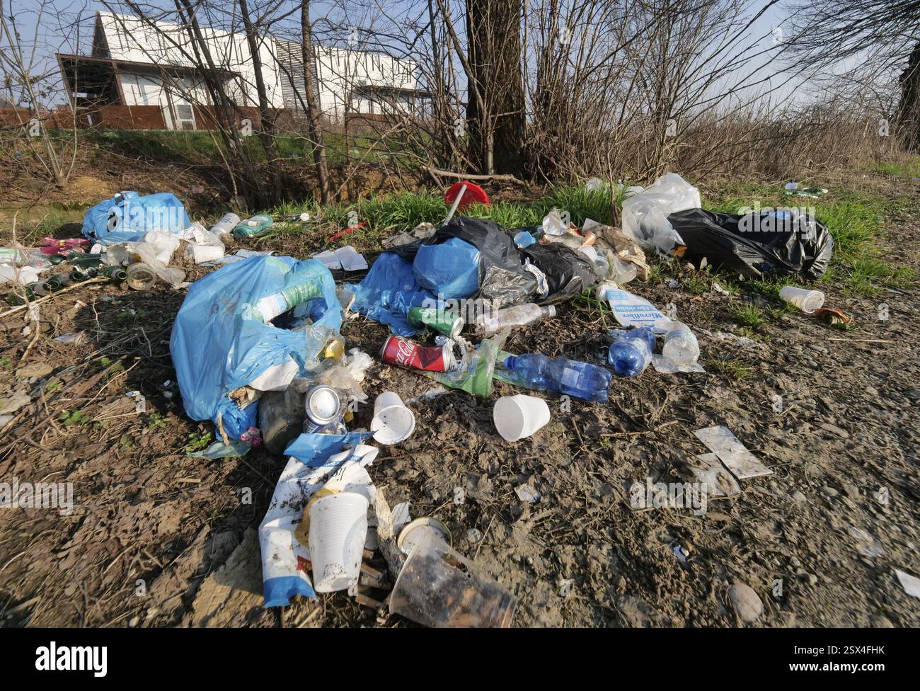 Il y a une urgence de déchets abandonnés dans la basse vallée du Pô, les routes, les champs agricoles et les fossés comme décharges Banque D'Images
