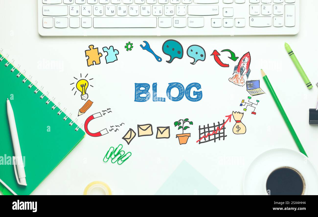 blog avec ordinateur portable, clavier d'ordinateur et papeterie Banque D'Images